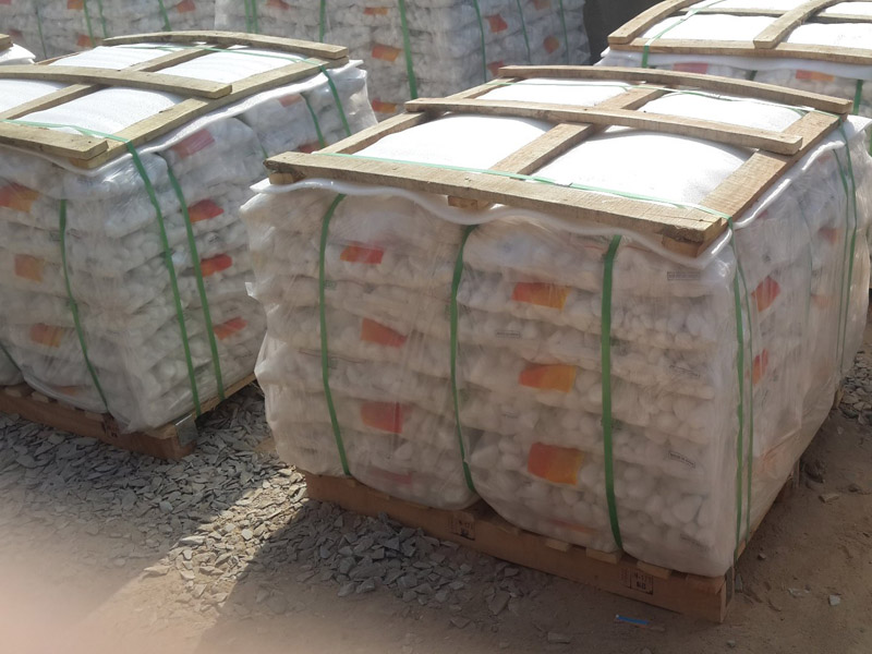 customized-export-packing-of-snow-white-quartz-pebbles-using-wooden-pallets
