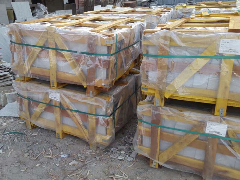 indian-natural-slate-tiles-packing-in-corrugated-box-with-wooden-crates