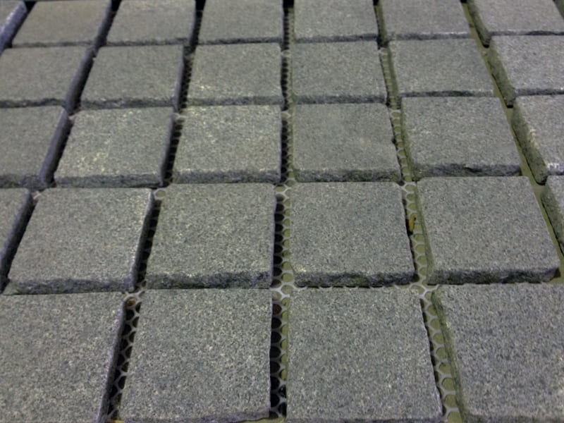 flamed-finish-black-basalt-cobble-stones-mosaic-pavement-landscaping-stones