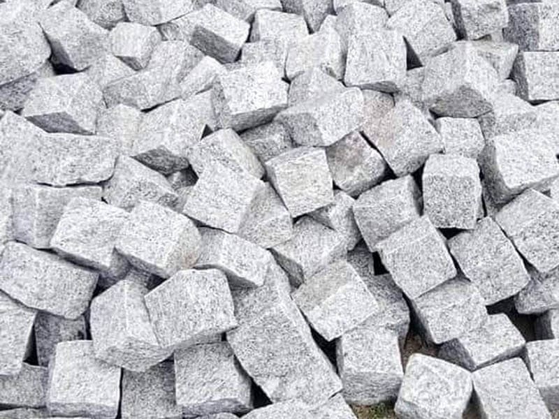 white-color-granite-rock-natural-finish-hand-split-cobbles-paver-stones-solid-surface-cubes-supplier-manufacturer-exporter-from-india