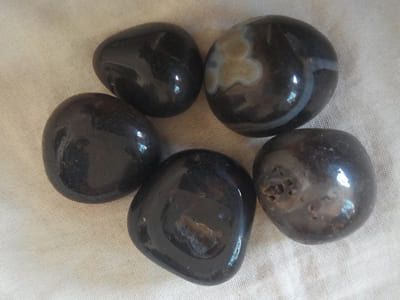 black-colour-onyx-agate-polished-glossy-pebbles-home-indoor-ourdoor-decorative-products-garden-landscaping-stones-exporter-trader-supplier-manufacturer