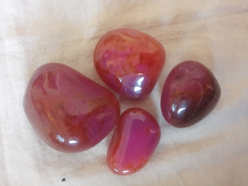 red-color-onyx-agate-tumbled-polished-pebbles-stones-indian-minerals-manufacturer-exporter-importer-wholesaler