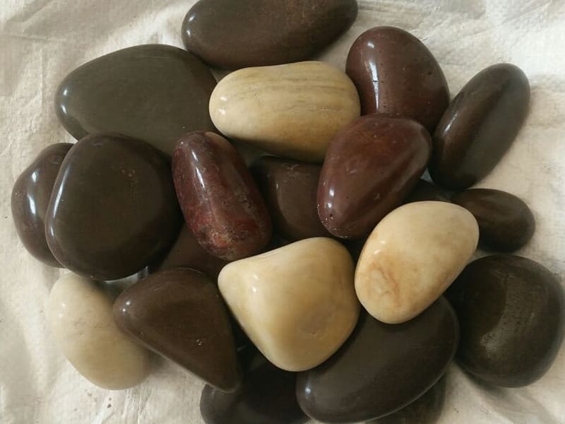mixed-color-polished-small-medium-size-natural-river-pebbles-outdoor-landscaping-stones