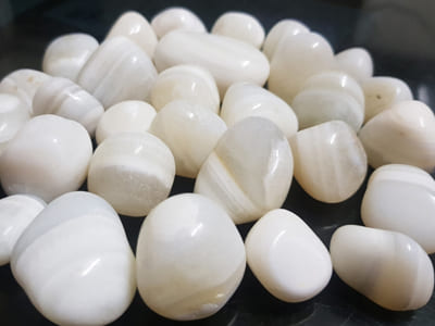 glossy-shiny-polished-white-onyx-pebbles-semi-precious-aquarium-indoor-outdoor-decorative-stones-exporter-supplier-trader-manufacturer
