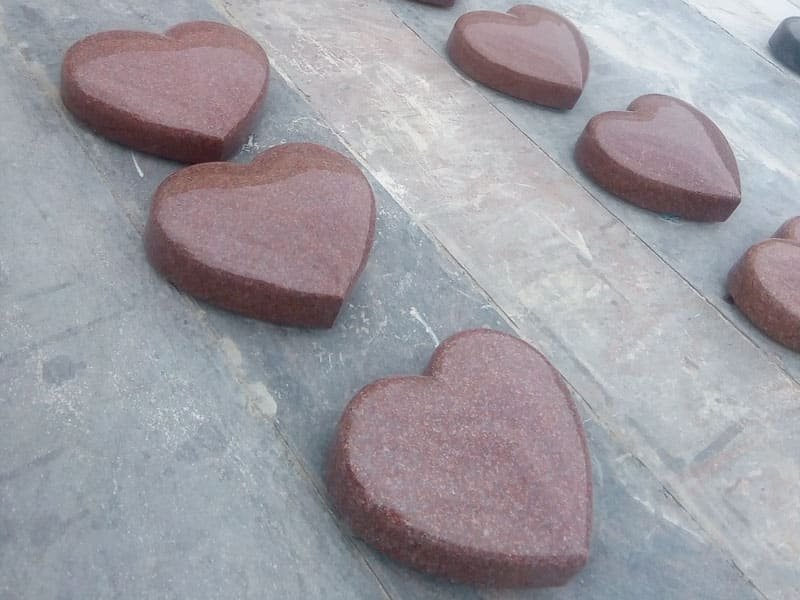 jhasi-red-granite-polished-heart-monuments-articles