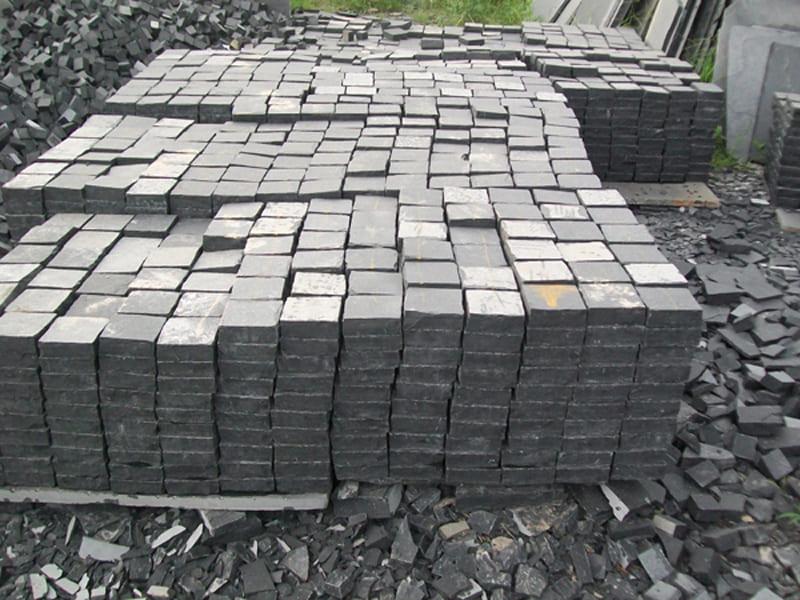 black-basalt-honed-finish-cobbles-machine-cut-edge-pavement-pathhway-driveway-indian-stones-exporter-importer