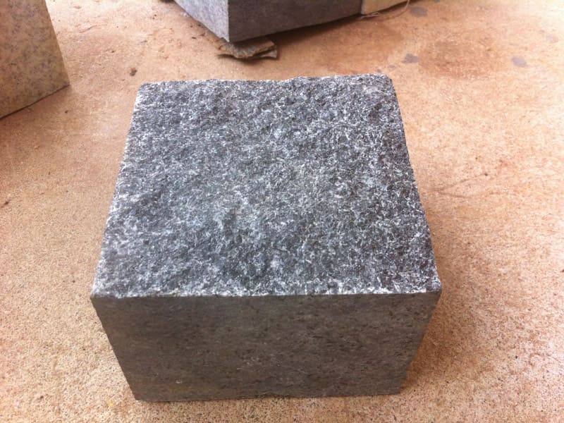 black-colour-top-surface-flamed-finish-side-edge-machine-cut-granite-cobble-stones-best-price-from-india-pavement-stones