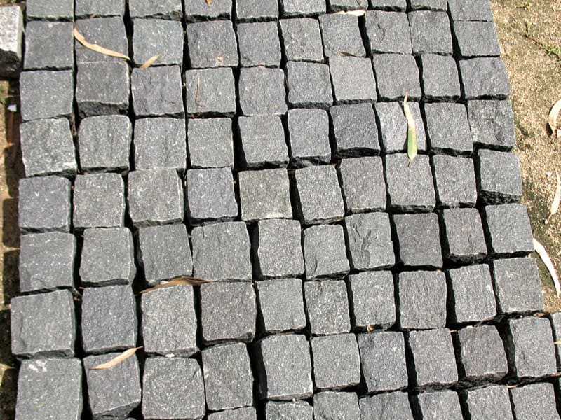 black-granite-cobbles-hand-split-natural-finish-tumbled-cobbles-garden-pavement-pathway-parking-lot-driveway-stones