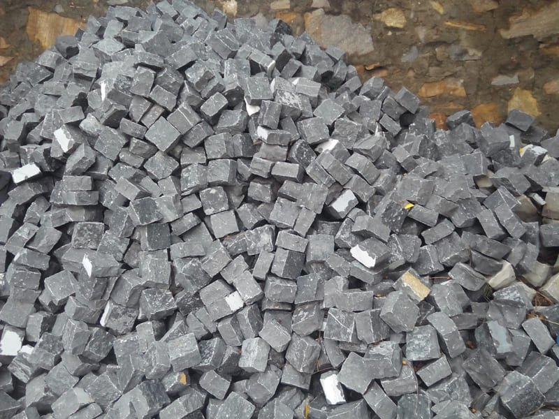 black-grey-tumbled-natural-limestone-cobbles-solid-surface-stones-roadside-walkways-outdoor-landscaping-masonry-material