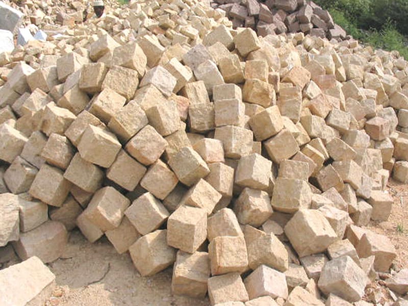 golden-colour-indian-granite-cobbles-blocks-hand-tumbled-nature-split-finish-manufacturer-supplier-exporter-wholesaler-trader