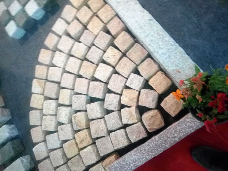 golden-yellow-sunrise-colour-granite-cobbles-natural-surface-finish-setts-pavement-stones-world-show-expert-display-qyality-stall