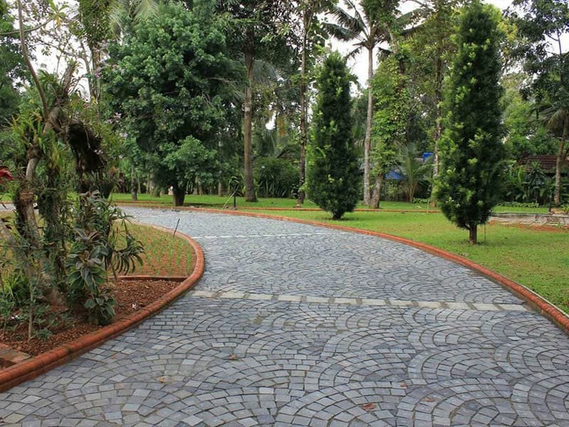 silver-grey-granite-cobbles-swan-finish-setts-garden-pathway-walkway-installation-dispaly-image-pavement-landscaping-stones