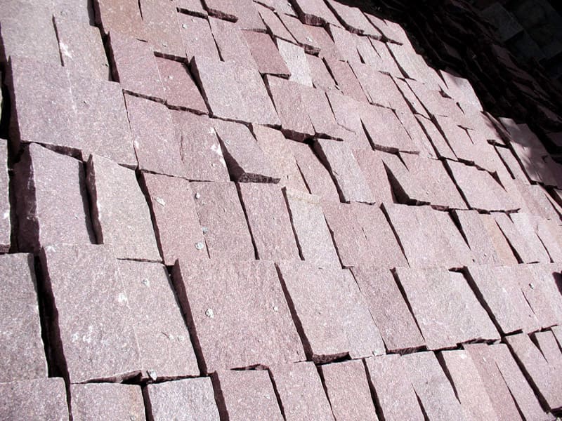 imperial-pink-granite-cobbles-laying-setts-photo-stock-natural-cropped-finish-edge-hand-tumbled-stones-yard-outdoor-paving-supplier