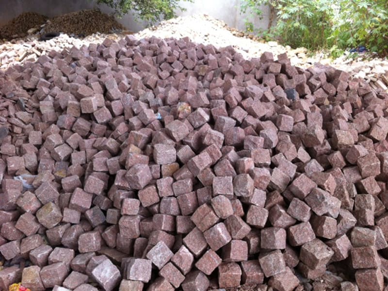 jhansi-red-colour-granite-natural-hand-cut-finish-loose-stock-cobble-asian-stones-use-in-pedestrian-road-side-walkways-pathways