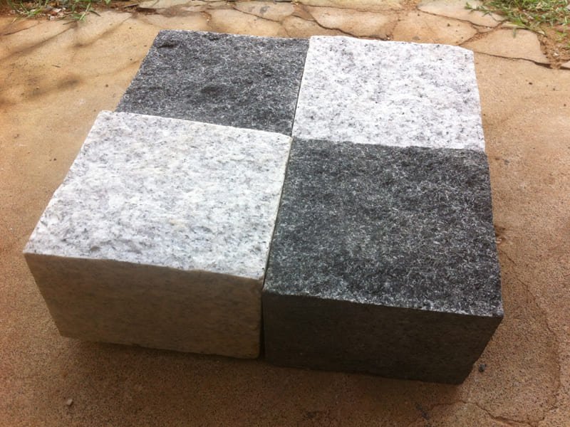 white-and-black-indian-granite-cobbles-natural-flamed-surface-side-machine-cut-edge-finish-stones-display-floor-decoration