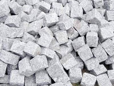 white-colour-granite-rock-natural-finish-hand-split-cobbles-paver-stones-solid-surface-supplier-manufacturer-exporter-from-india-trader