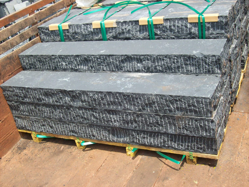 packing_black_lime_stone_steps