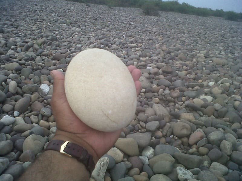 beige-colour-natural-stone-river-jumbo-rock-boulder-garden-landscaping-pebbles