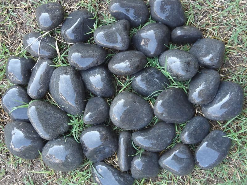 black-natural-wet-river-pebble-garden-landscaping-decor-stones