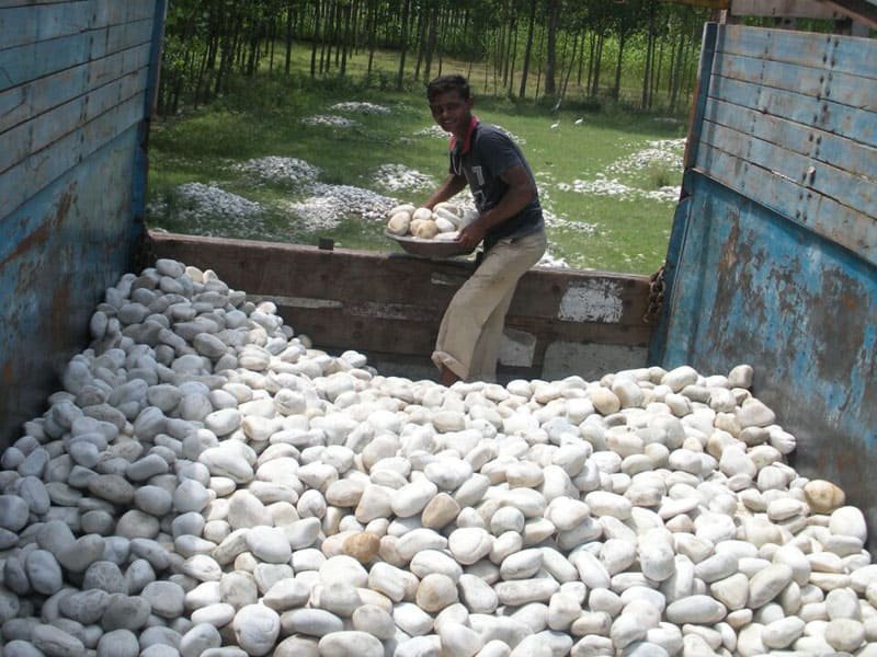 natural-white-river-pebbles-loading-backyard-garden-decorative-stones