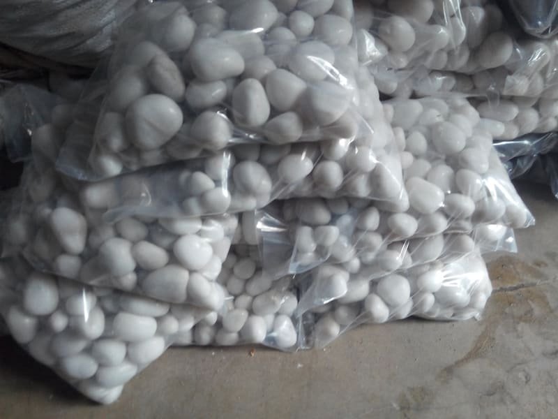 white-unpolished-tumbled-quartz-pebbles-decorative-flate-stones-25kg-packing-export-standard